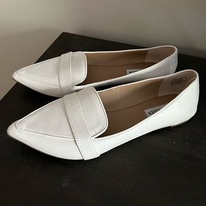 Steve Madden white pointed toe flats. Size 10.